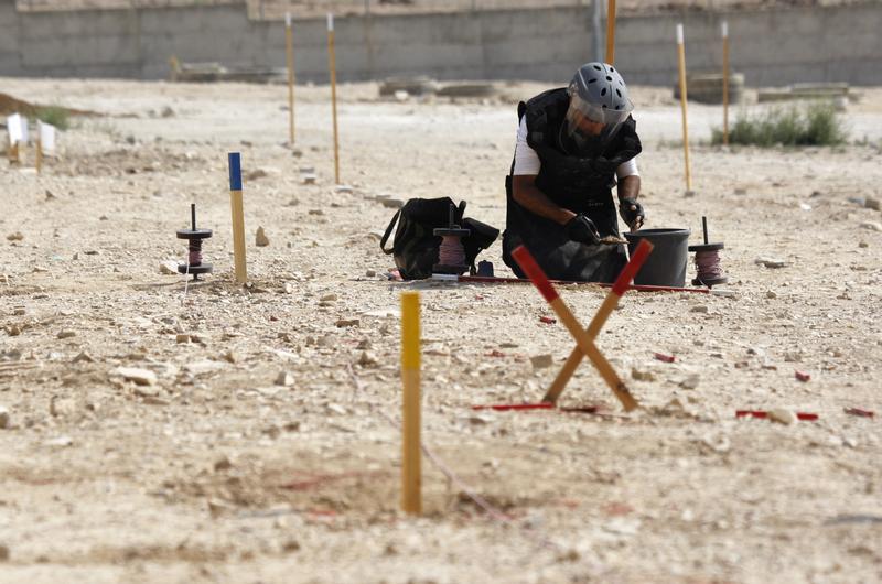 عنصر من قوات الأمن الفلسطينية يشارك في دورة تدريبية لإيجاد وإزالة الألغام الأرضية، تنظمها وزارة الداخلية الفلسطينية والأمم المتحدة في مدينة أريحا بالضفة الغربية، 25 يونيو/حزيران 2012. © 2012 رويترز