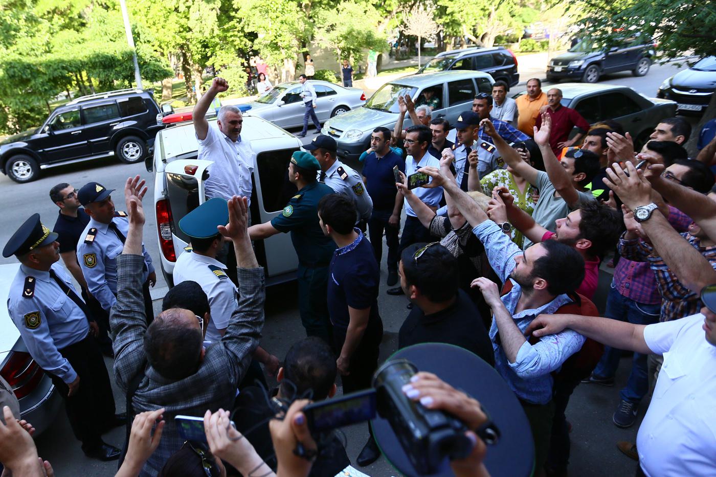Azərbaycanlı jurnalist Əfqan Muxtarlı Tbilisidə oğurlanaraq zorla Azərbaycana  gətiriləndən sonra barəsində həbs-qəti imkan tədbiri seçilməsi üçün məhkəməyə gətirilir. 
