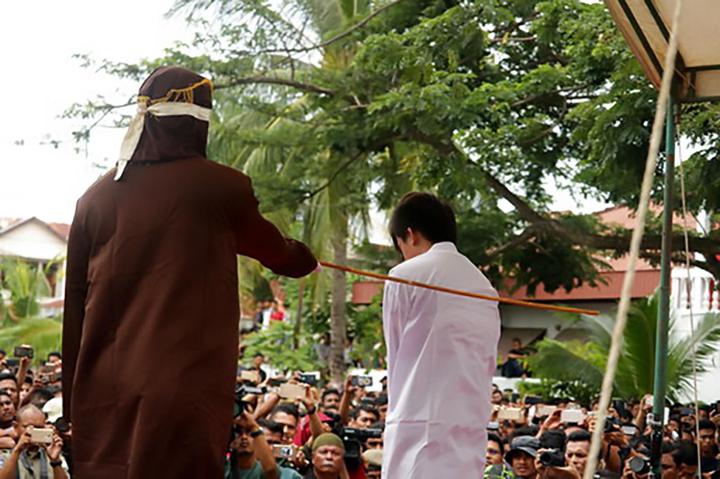 201801wr_indonesia_human_rights Two homosexual men were sentenced to 82 whips by the Shariah Court in Banda Aceh, Indonesia on May 23, 2017. They violated Islamic law in Qanun number 6, year 2014 Article 63, paragraph 1 regarding the Law of Liwath. Aceh i
