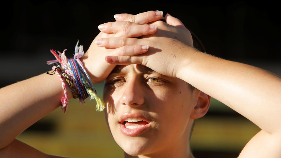 艾玛・冈萨雷兹（Emma Gonzalez），马乔里斯通曼道格拉斯高中三年级学生，在该校发生枪击案三天后，参加呼吁加强枪枝管制的游行并接受媒体采访，美国佛罗里达州劳德岱尔堡，2018年2月17日。