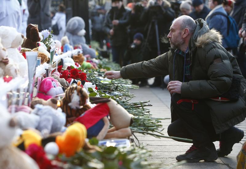 Стихийный мемориал жертвам пожара в кемеровском торговом центре «Зимняя вишня» на Манежной площади в Москве 27 марта 2018 г. 