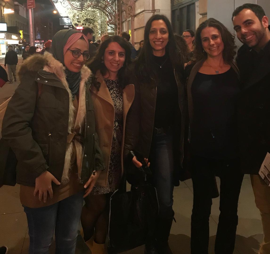 فريق هيومن رايتس ووتش في إسرائيل وفلسطين يجتمعون وجها لوجه لأول مرة، نيويورك. من اليسار: عبير المصري، عنان أبوشنب، خلود بداوي، ساري باشي وعمر شاكر. © 2018 هيومن رايتس ووتش