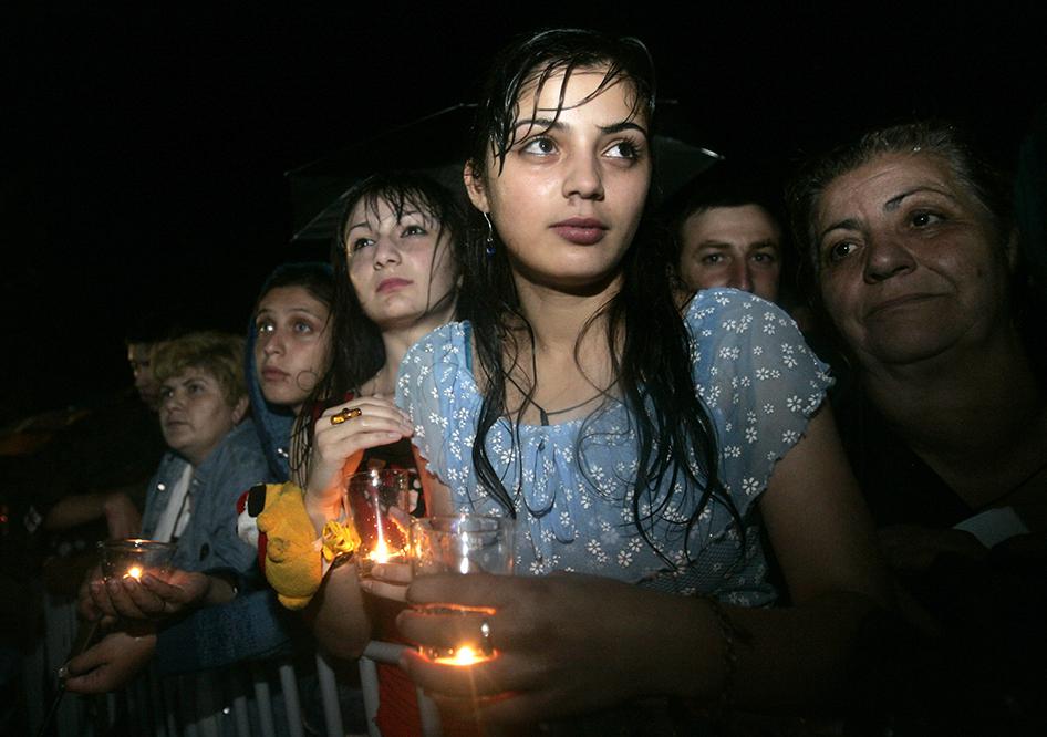 სამხრეთ ოსეთის სეპარატისტული რეგიონის საკითხზე რუსეთ-საქართველოს 2008 წლის აგვისტოს ომის ერთი წლის თავზე ქართველები ანთებული სანთლებით მიაგებენ პატივს დაღუპულთა ხსოვნას ქალაქ გორში © 2008 REUTERS/დავით მძინარიშვილი 