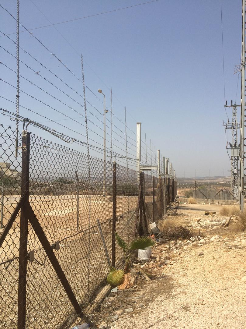 שער חקלאי במסחה המאפשר לחקלאים פלסטינים הנושאים היתרי כניסה להגיע לאדמותיהם שמעברו השני של מכשול ההפרדה במועדים שנקבעו מראש. 