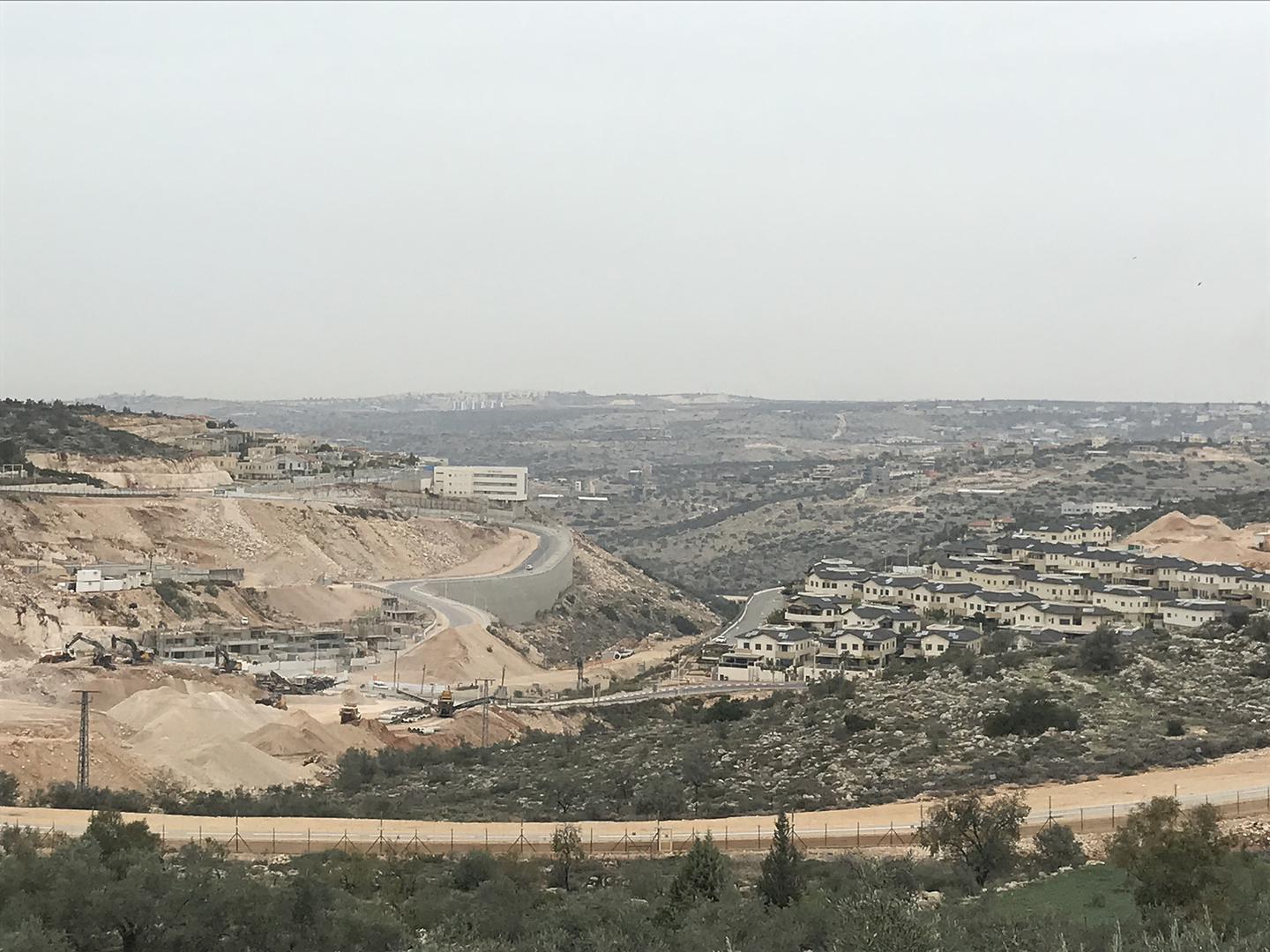 פרויקט בנייה חדש בהתנחלות אלקנה, המוקם על אדמות שלדברי בני משפחת עאמר שייכות להם.