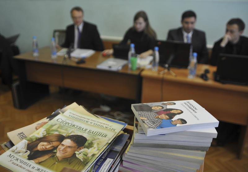 С 2007 года десятки предметов литературы Свидетелей Иеговы были запрещены и внесены в Федеральный список экстремистских материалов. На фото c судебного заседания представлены стопки буклетов, распространенные местным лидером движения Свидетелей Иеговы в с