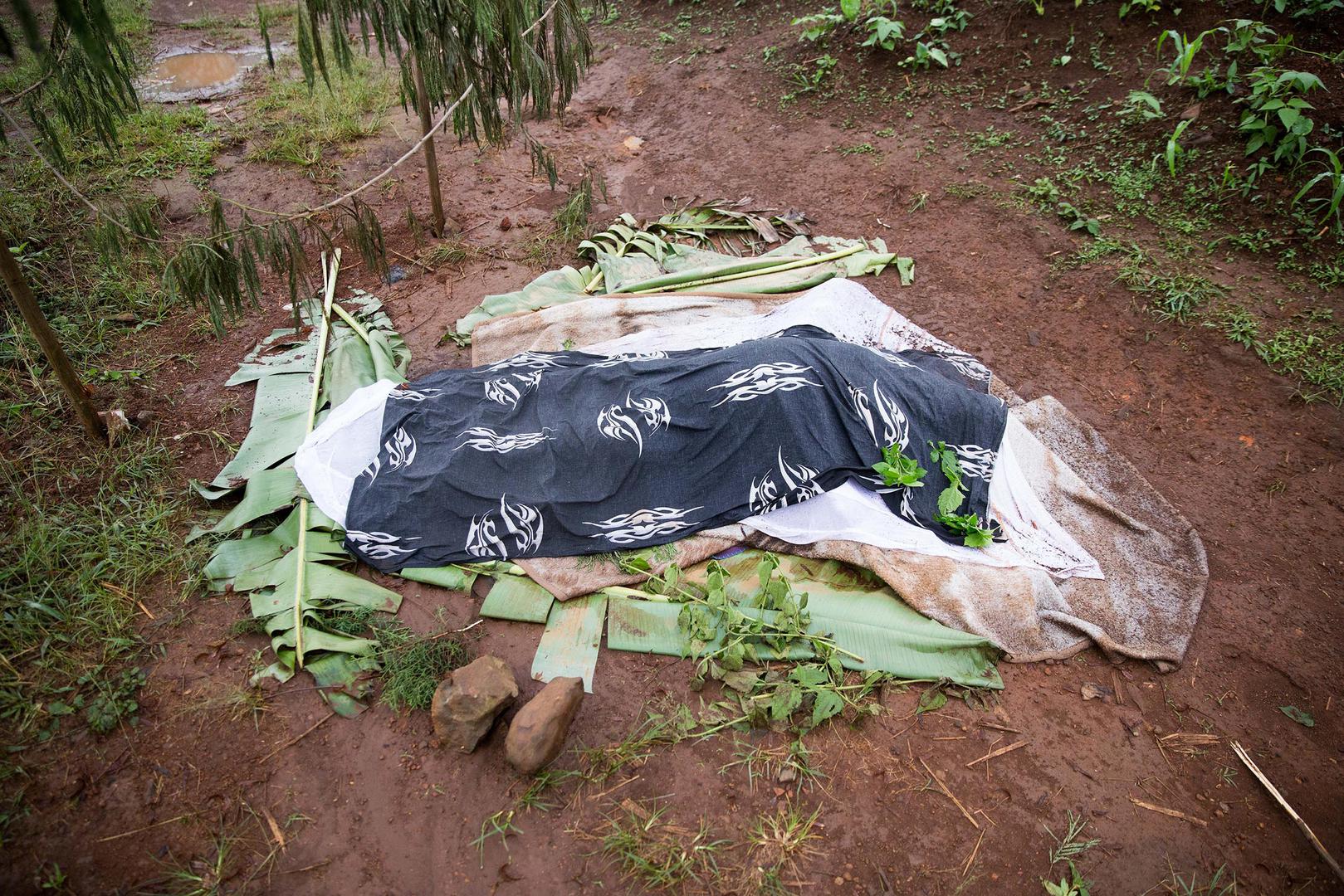 Un corps recouvert près de Belo, à la suite d’affrontements au début du mois d’avril 2018 entre les forces de sécurité et les séparatistes armés dans la région du Nord-Ouest, au Camreroun. Avril 2018.