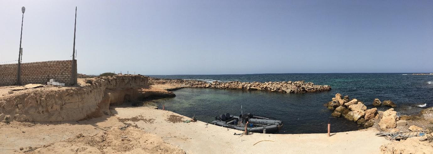 Deux bateaux pneumatiques gonflables utilisés par les gardes-côtes libyens pour les interceptions et les sauvetages, amarrés à Sebratha, 65 km à l’ouest de Tripoli, la capitale de Libye, en juillet 2018. 