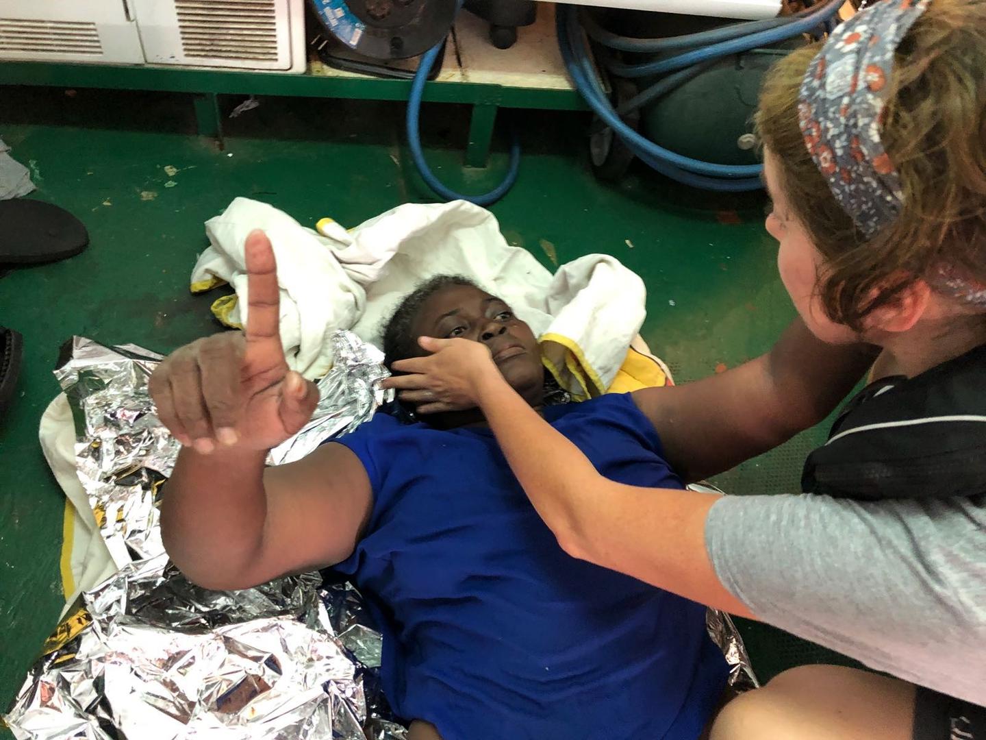 Josefa, une migrante camerounaise, peu après son sauvetage par le groupe espagnol Proactiva. Elle se trouvait sur un bateau pneumatique abîmé en Méditerranée, le 17 juillet 2018. L’organisation a également retrouvé les corps sans vie d’une femme et d’un j