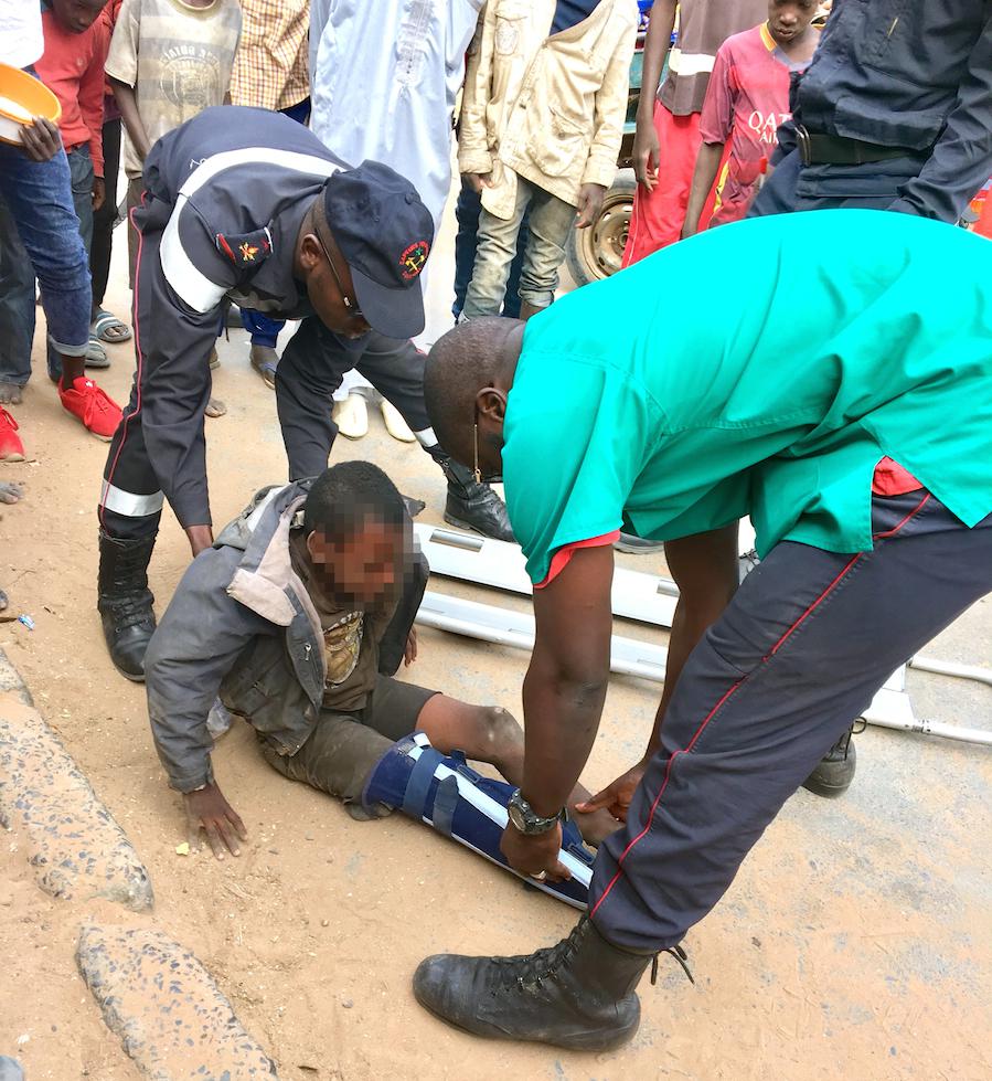 La scène d'un accident survenu le 13 janvier 2019 à Louga, au Sénégal, au cours duquel un enfant talibé a été percuté dans la rue par une moto. Chaque matin, son maître coranique l'envoyait mendier avec d'autres talibés pour lui rapporter 250 francs CFA.