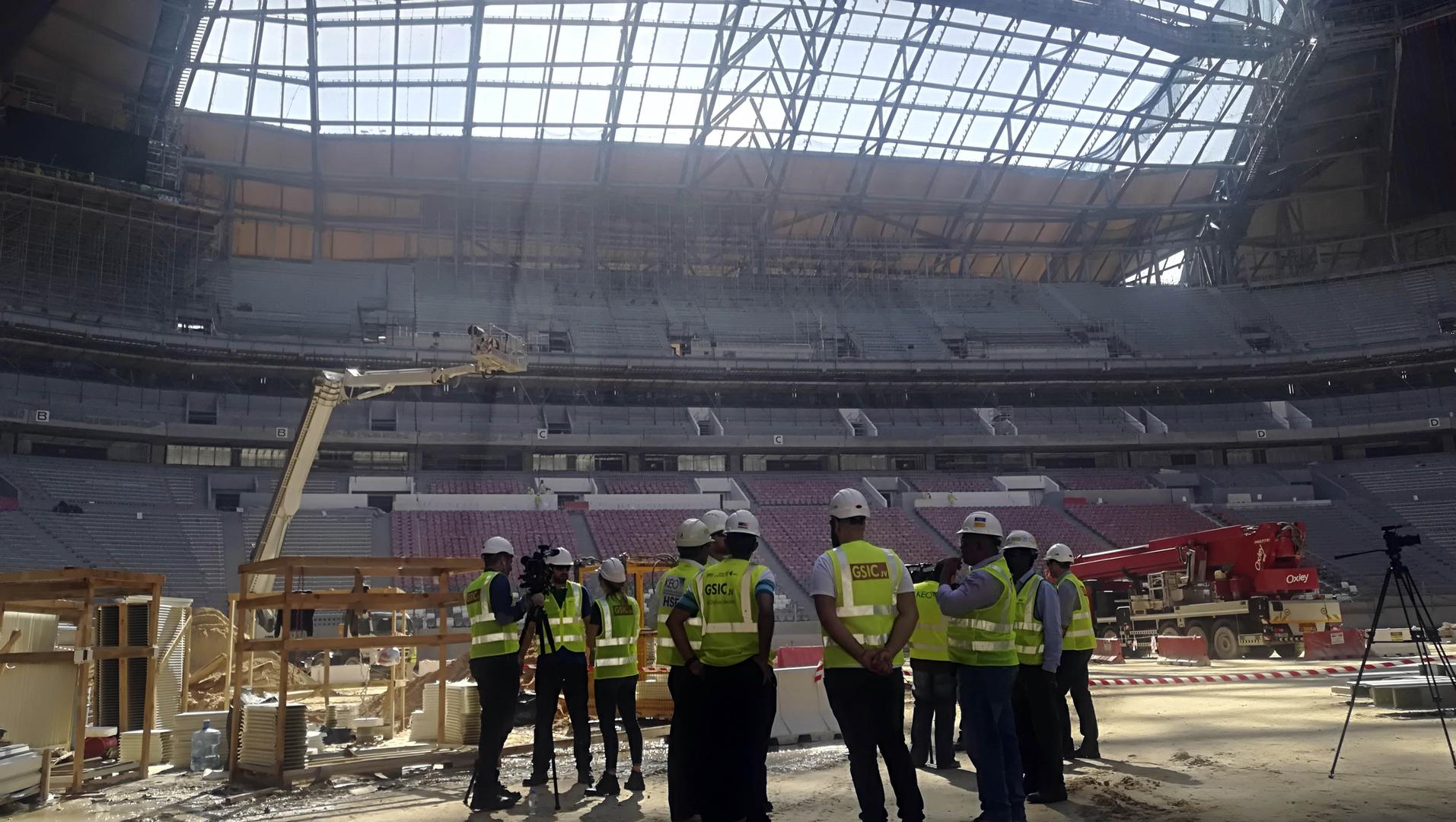A picture taken on December 4, 2018, shows workers at the Al-Bayt Stadium in Al-Khor, a city in northeastern Qatar. © 2018 David Harding/AFP