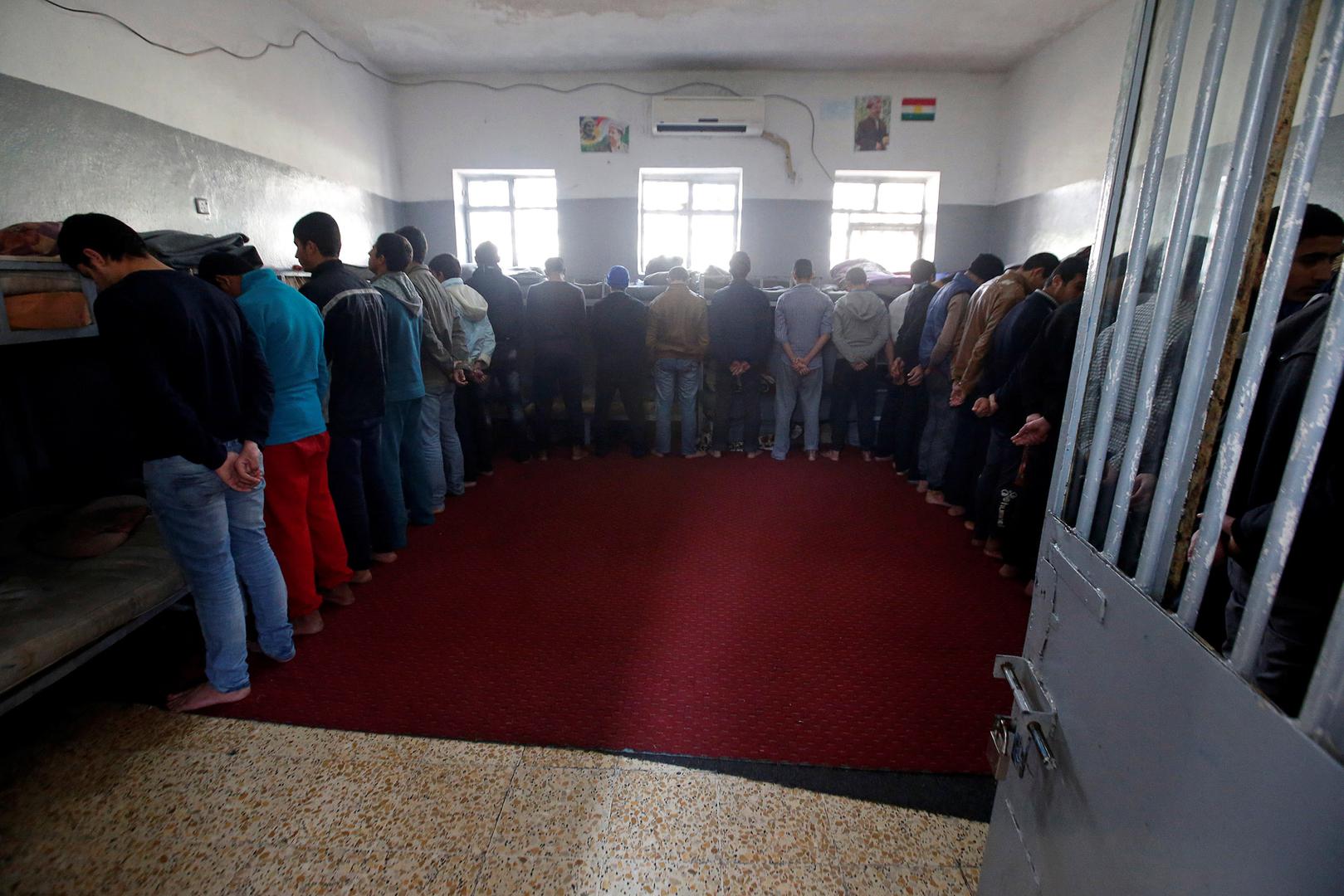 Des adolescents photographiés de dos dans une cellule d’un centre de détention pour femmes et mineurs à Dohuk, dans le nord de l'Irak, le 12 février 2017.