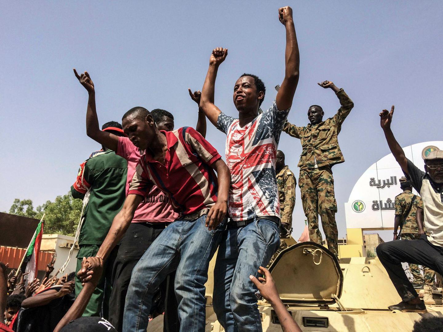 سودانيون يحتفلون بعد أن أعلن مسؤولون أن الجيش أجبر عمر البشير، الرئيس السلطوي الذي حكم البلاد  طوال 30 عاما، على التنحي عن الحكم. الخرطوم، السودان، الخميس 11 أبريل/نيسان 2019. © 2019 أسوشيتد برس 