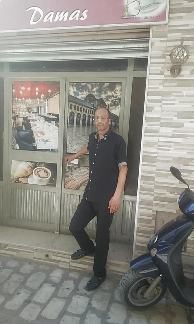 Imed Zaghouani devant son café à Kairouan, Tunisie. © Privé