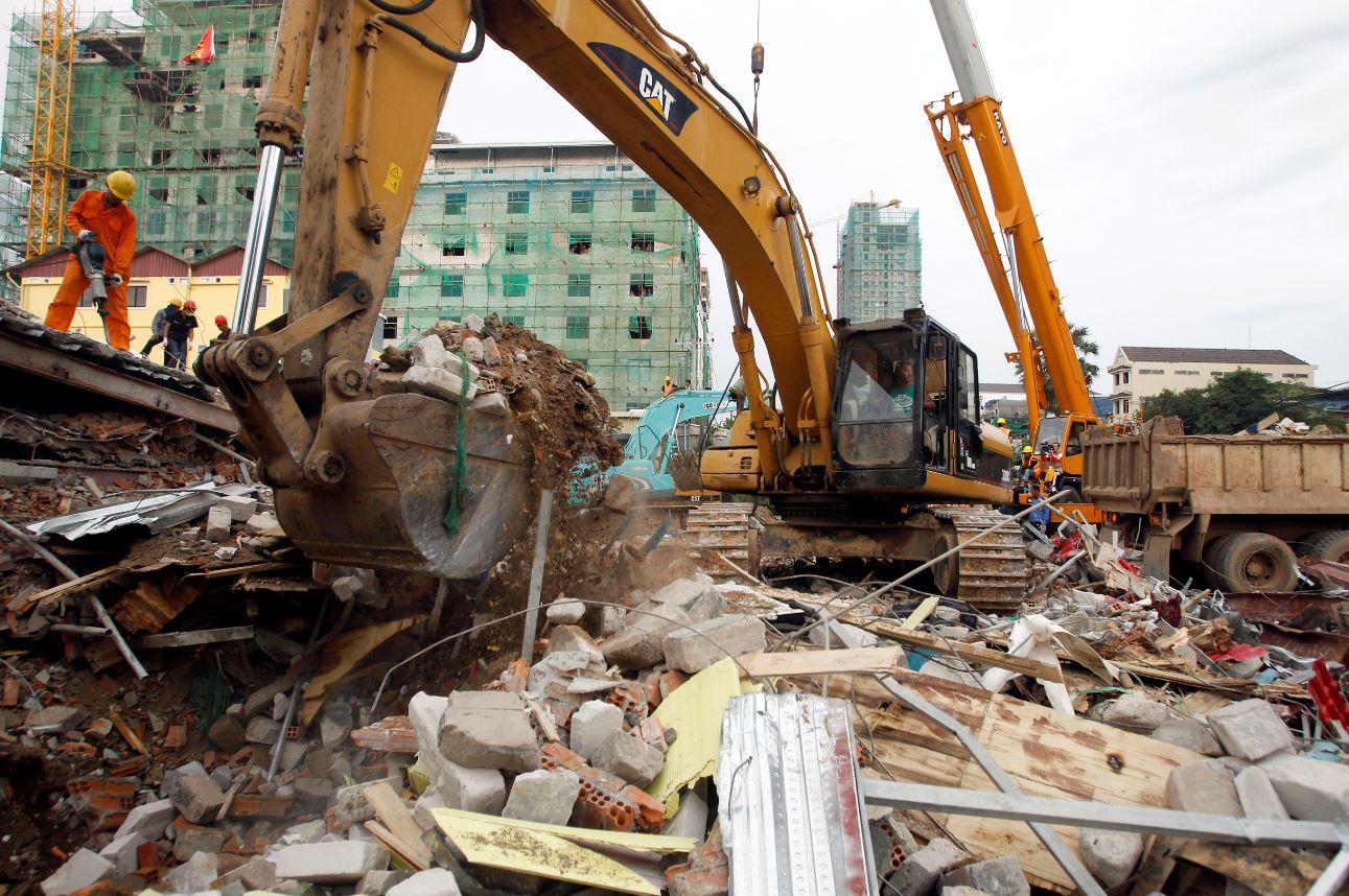 柬埔寨施亚努省，拆除工人操作大型机具清除一栋倒塌房屋，2019年6月22日星期六。