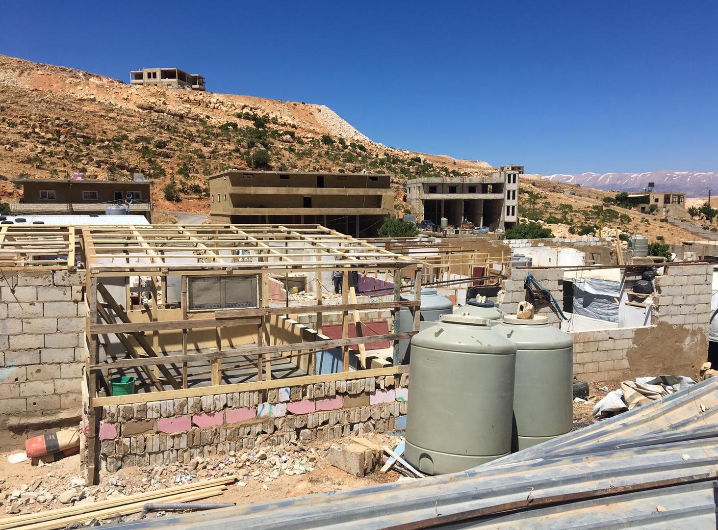  بدء إعادة بناء مأوى في مخيم للاجئين السوريين في عرسال، لبنان. 