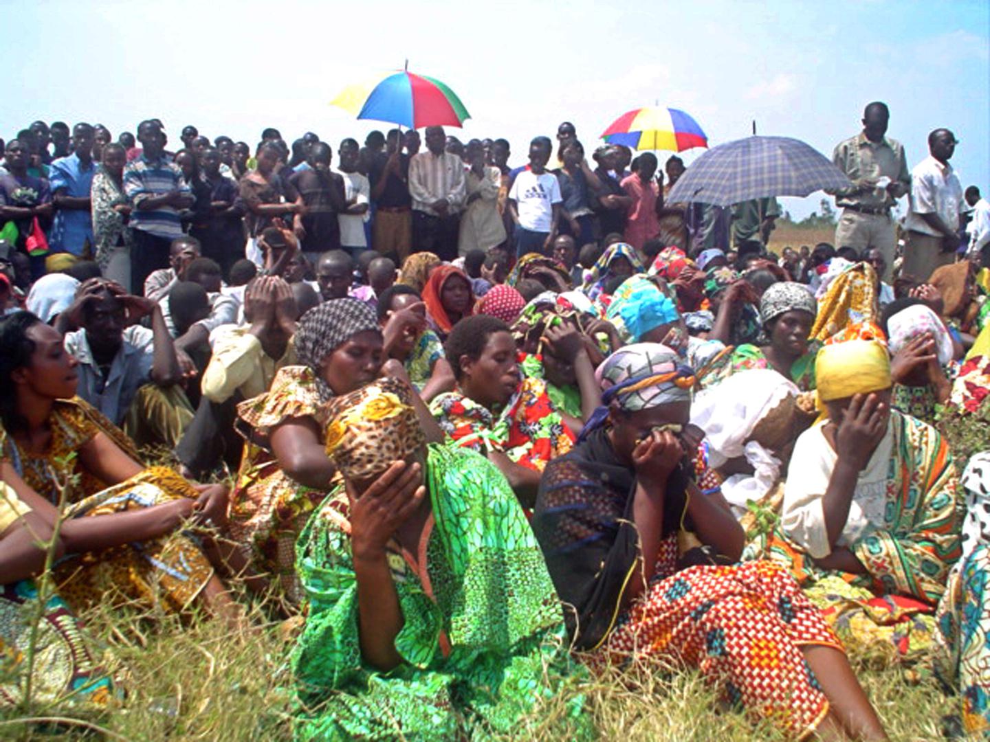 Des personnes en deuil se rassemblent lors d’un service funèbre pour plus de 150 congolais massacrés le week-end précédent à Gatumba, un camp de réfugiés géré par l’ONU au Burundi, le 16 août 2004.