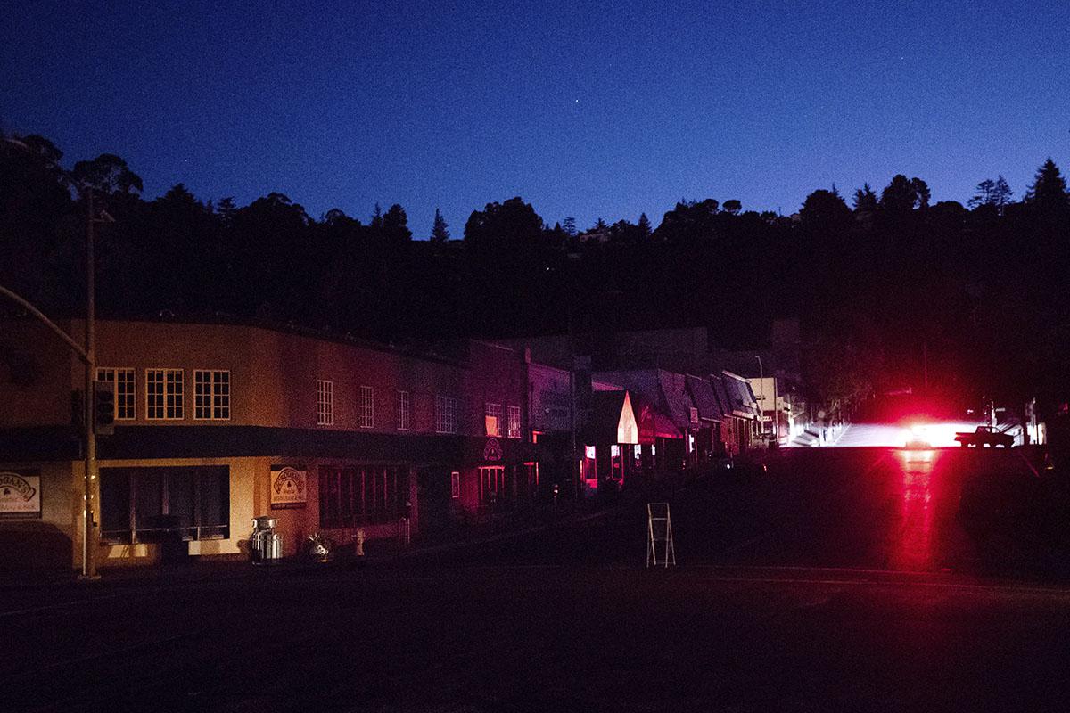 Une rue plongée dans le noir à Oakland, en Californie, le 10 octobre 2019, suite à une coupure de courant effectuée par le fournisseur d’électricité PG&E en raison des risques d’incendies de forêt, dans la région avoisinante.