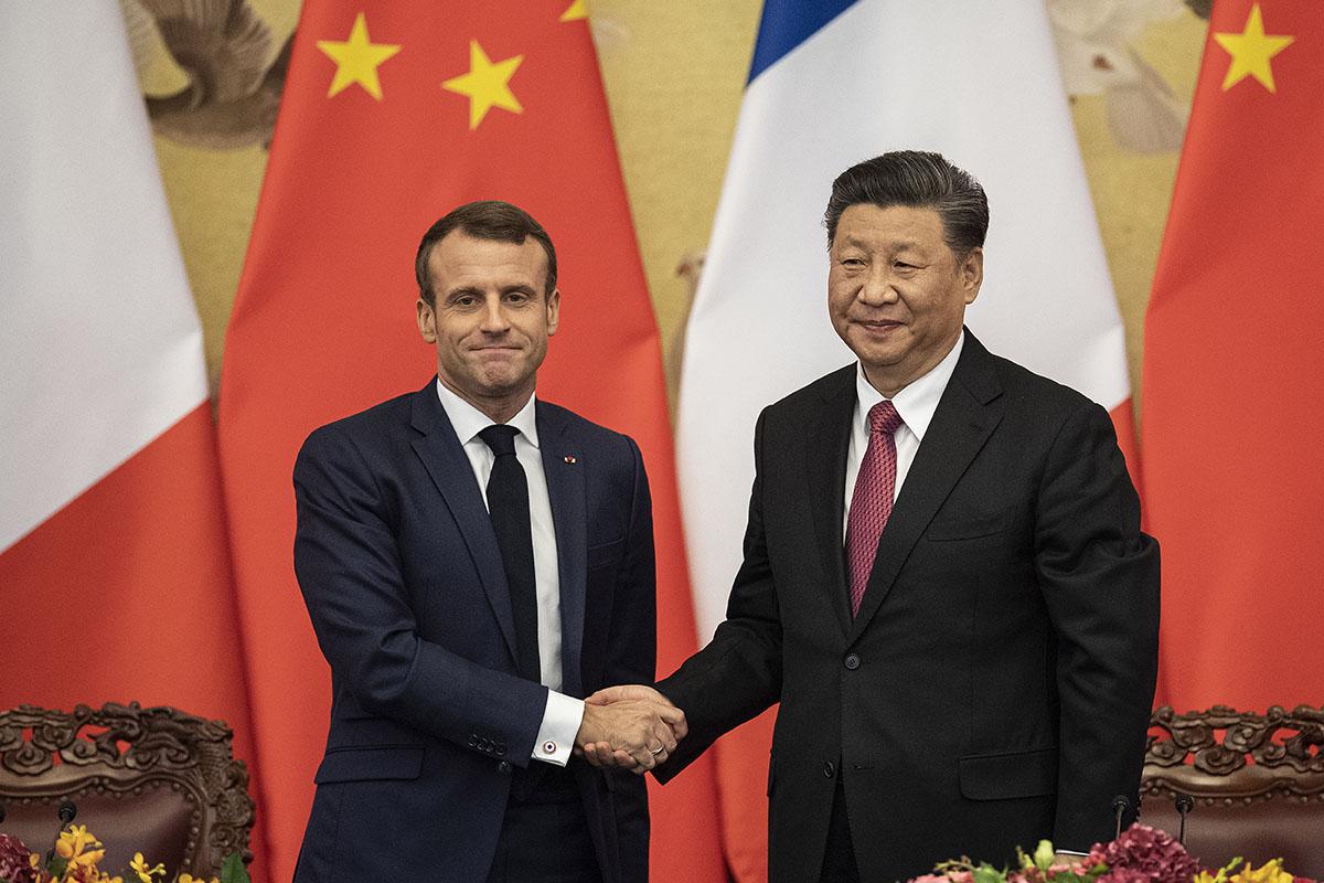 法国总统马克龙（左）与中国国家主席习近平在签署仪式上握手，北京人民大会堂，2019年11月6日。