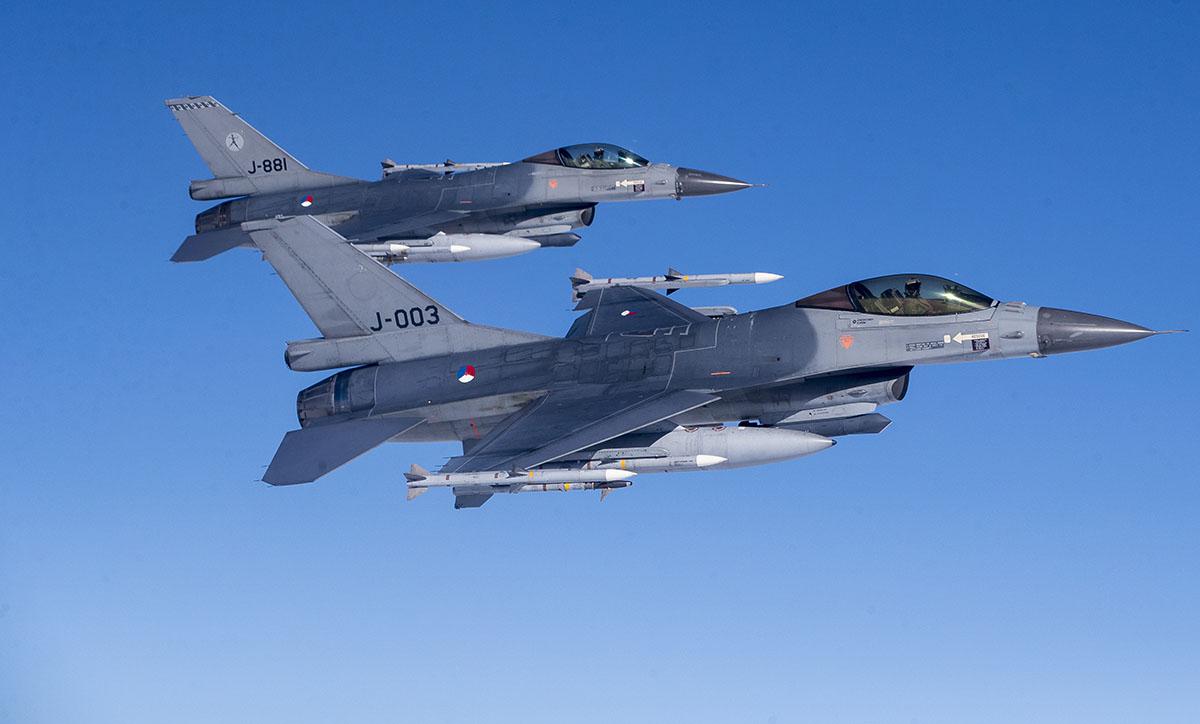 Een F-16 van de Nederlandse luchtmacht in actie tijdens de Baltic Air Policing Mission van de NAVO, boven Litouwen, tijdens een  Ramstein Alloy oefening, dinsdag 25 april, 2017.