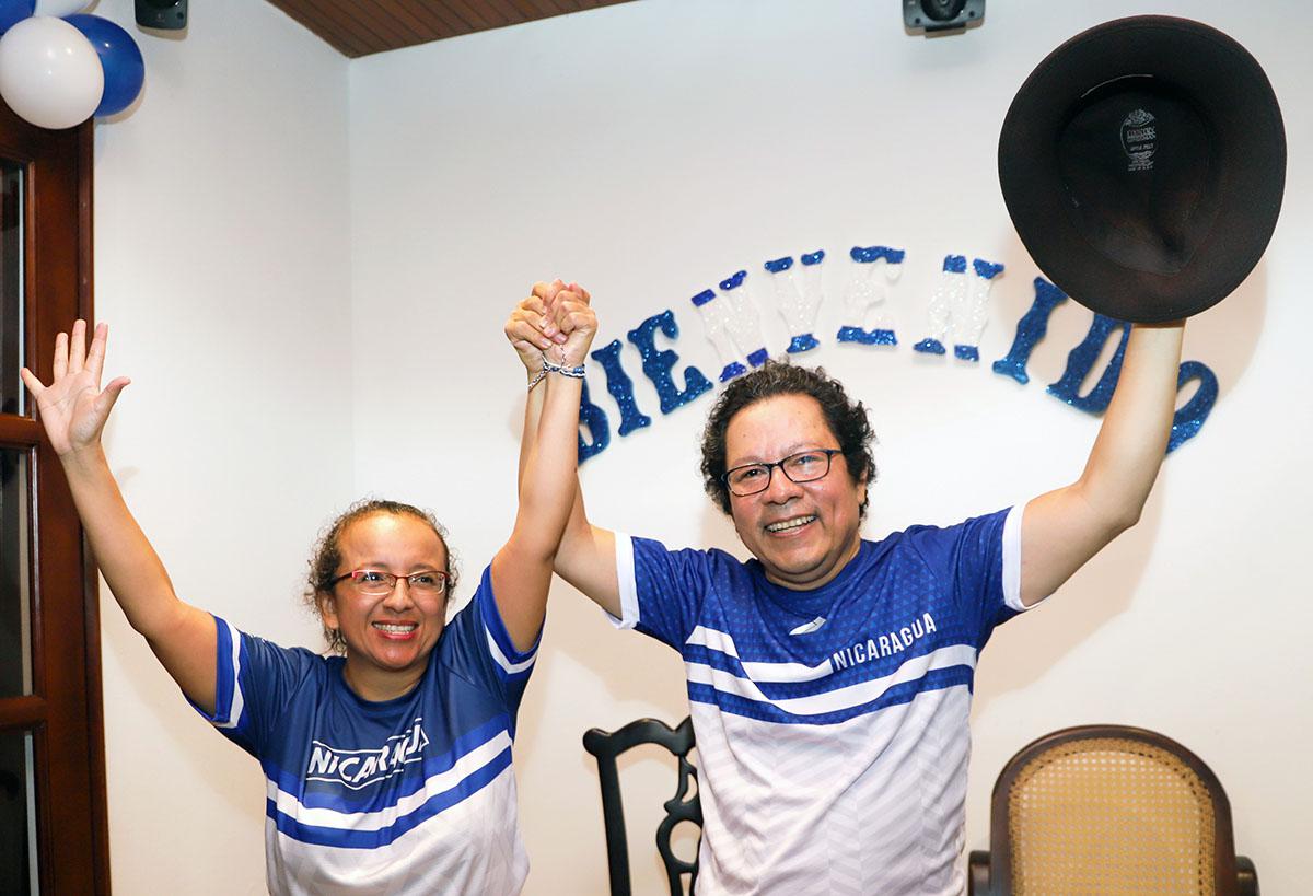 Os jornalistas Lucía Pineda e Miguel Mora comemoram sua libertação, em Manágua, em 11 de junho de 2019, depois de passar quase seis meses na prisão.