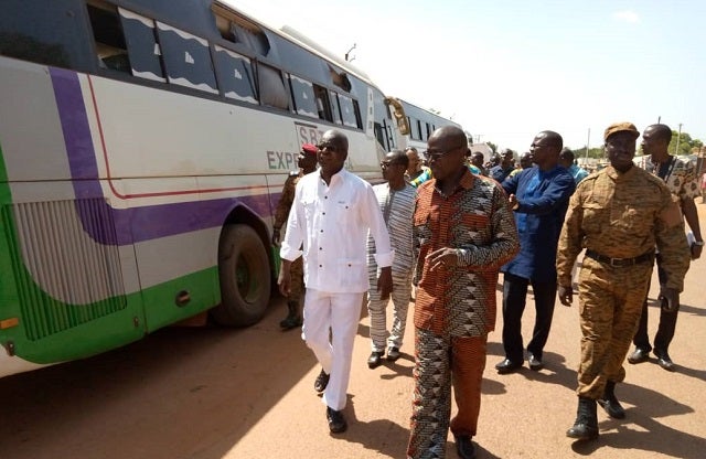 Le 7 novembre 2019, le Ministre de la Défense Chérif Sy et sa délégation examinent certains des bus tombés dans des embuscades tendues la veille par des islamistes armés. © 2019 LeFaso.net.