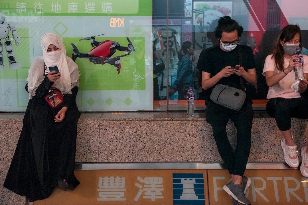 香港居民和示威者在路边滑手机，2019年11月11日。