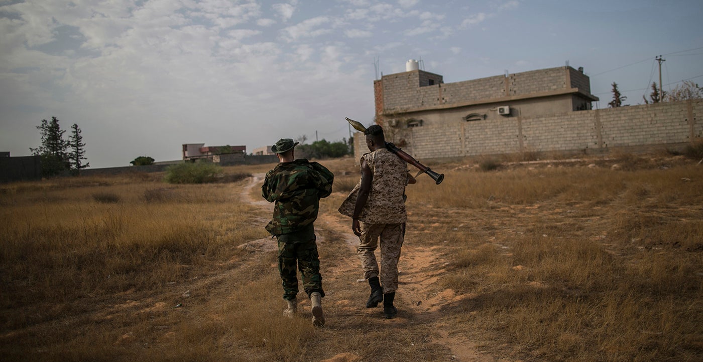 مقاتلو حكومة الوفاق الوطني يتخذون مواقع خلال اشتباكات مع مقاتلين من الجيش الوطني الليبي متمركزين في الشرق عند جبهة اليرموك في طرابلس، ليبيا في 29 أغسطس/آب 2019. © 2019 عمرو صلاح الدين / سيبا يو إس إيه (سيبا عبر وكالة أسوشيتيد بريس)