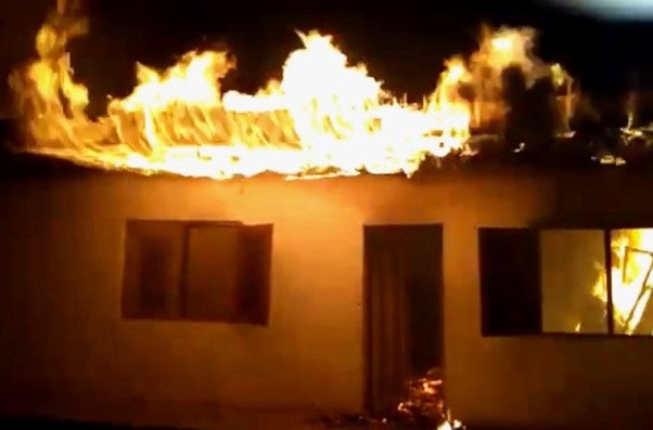 Capture d’écran d’une vidéo montrant la maison de Wilfred Fusi Naamukong engloutie par le feu, le 5 janvier 2020. Fusi est un député du parti du Front social démocrate (SDF) à Mankwi, dans la région du Nord-Ouest.