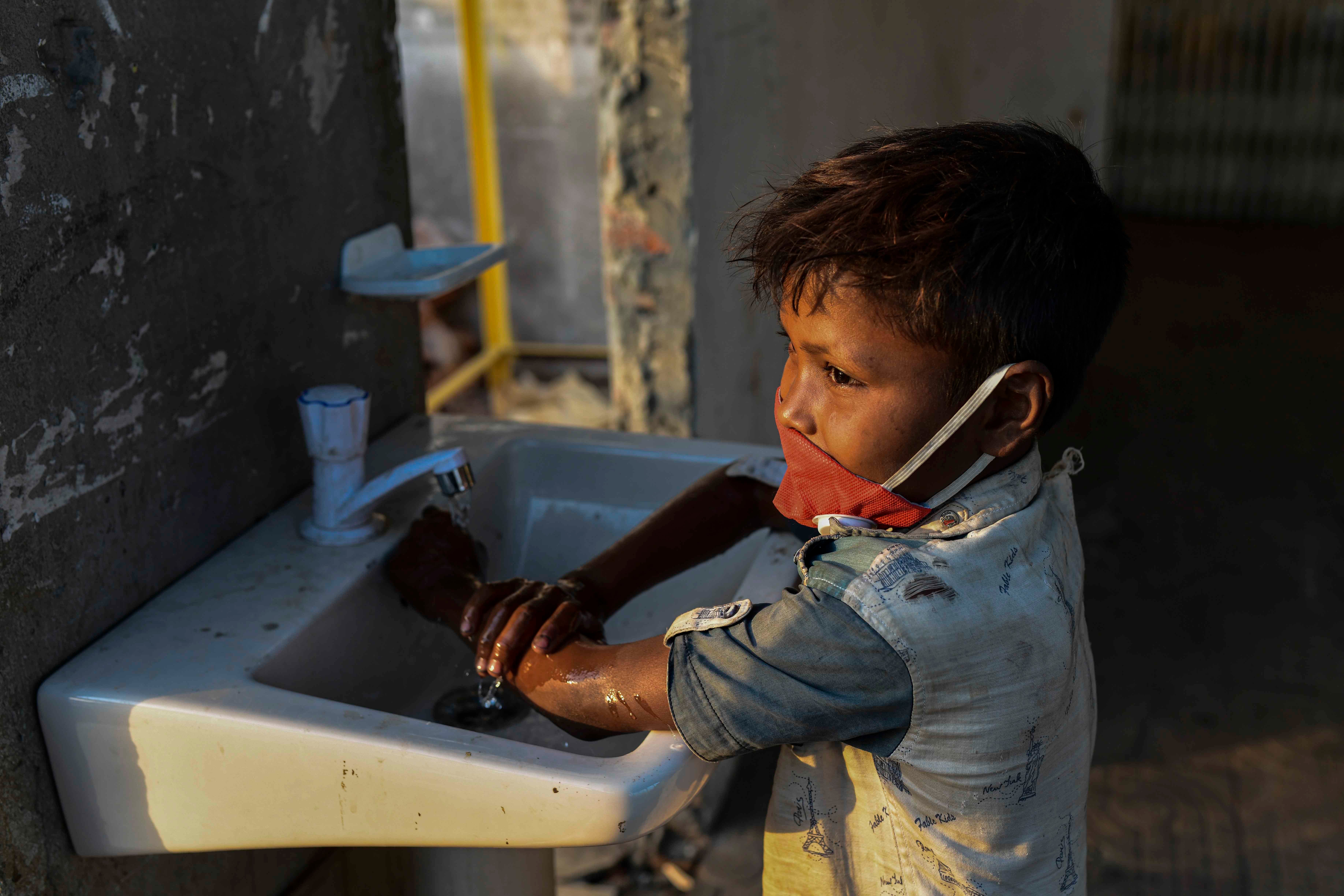 Un niño se lava las manos con jabón antibacteriano como medida preventiva contra la COVID-19, en la terminal portuaria Sadarghat, en Dacca, Bangladés, el 27 de marzo de 2020.