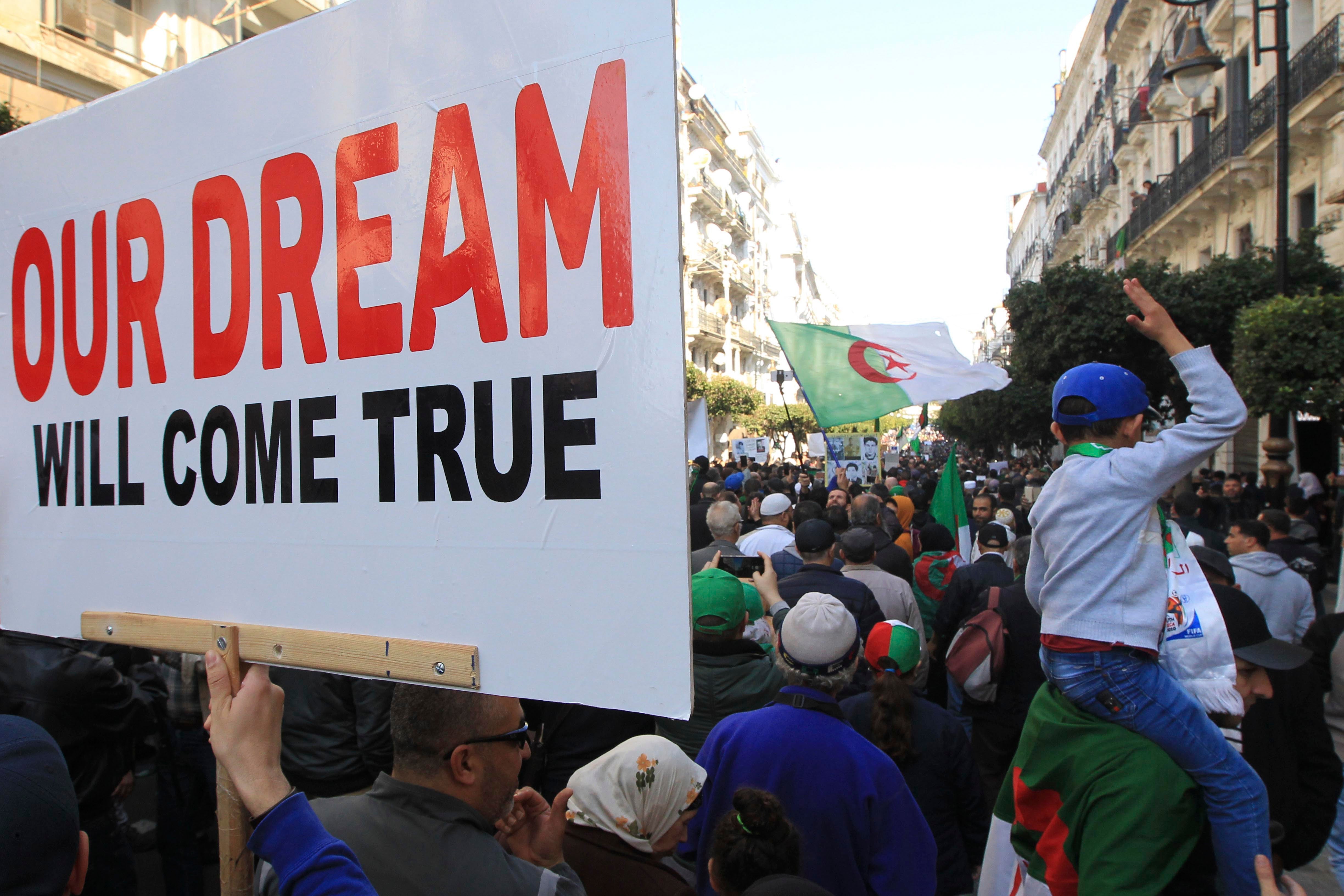 Des Algériens manifestent pour protester contre le gouvernement, à Alger, le vendredi 3 janvier 2020.  