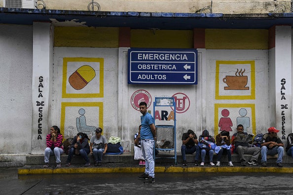 Familiares de pacientes que son atendidos en el Hospital Universitario esperan frente al edificio del hospital en Barquisimeto, Venezuela, el 24 de abril de 2019.