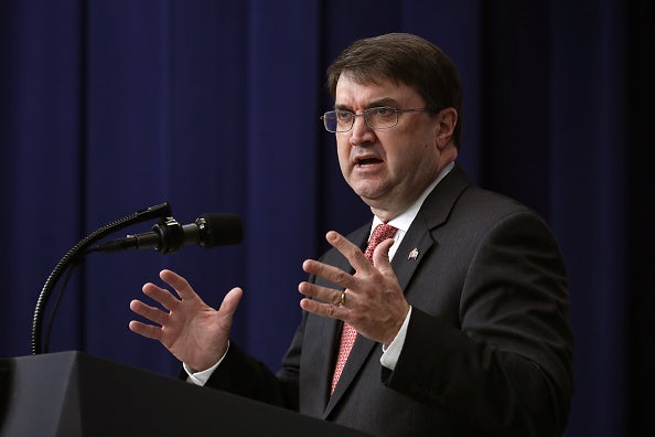 美国退伍军人事务部部长威尔基（Robert Wilkie）在艾森豪行政大楼向在座的联邦、各州与基层退伍军人领袖发表谈话，华盛顿特区，2018年11月15日。