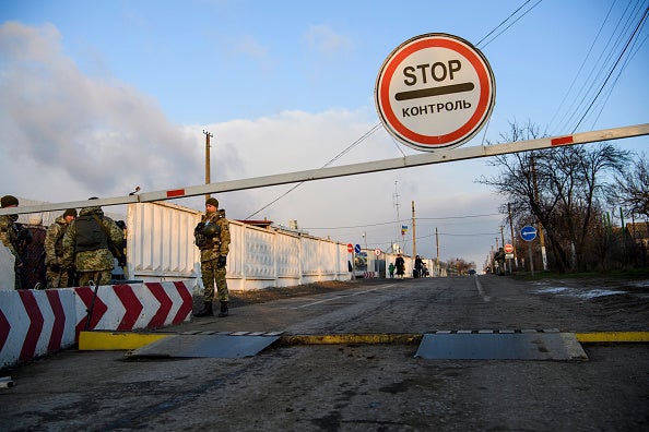Прикордонники на КПВВ «Гнутове» неподалік від Маріуполя. Україна. 