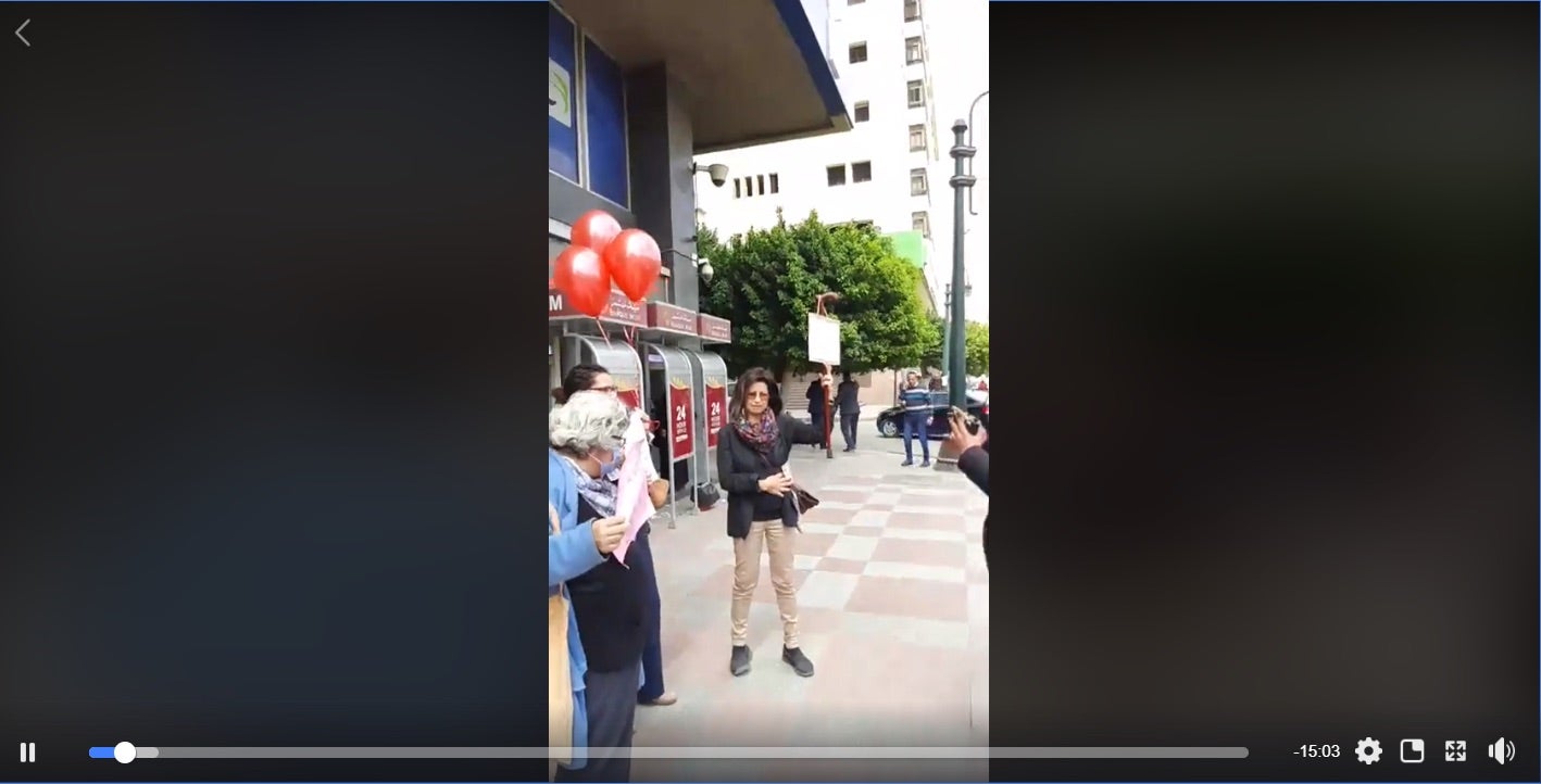 Capture d'écran d'une vidéo enregistrée au Caire le 18 mars 2020 par l’activiste égyptienne, Mona Seif, lors d’une petite manifestation  tenue avec d’autres membres de sa famille pour demander la libération de son frère, incarcéré pour des motifs politiqu