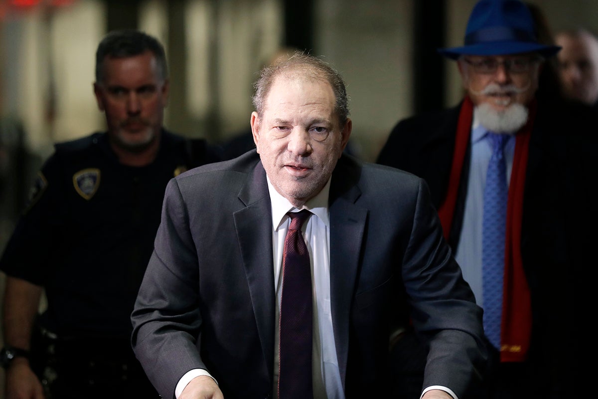 哈维・韦恩斯坦（Harvey Weinstein）被控强暴罪，在纽约市曼哈顿区法院出庭受审，2020年2月20日。