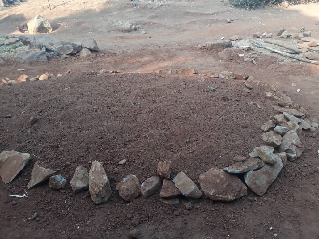 L'une des quatre fosses communes où ont été enterrés des civils tués par les forces de sécurité à Ngarbuh, dans la région du Nord-Ouest au Cameroun, le 14 février 2020. Photo prise le 15 février 2020. © 2020 Privé