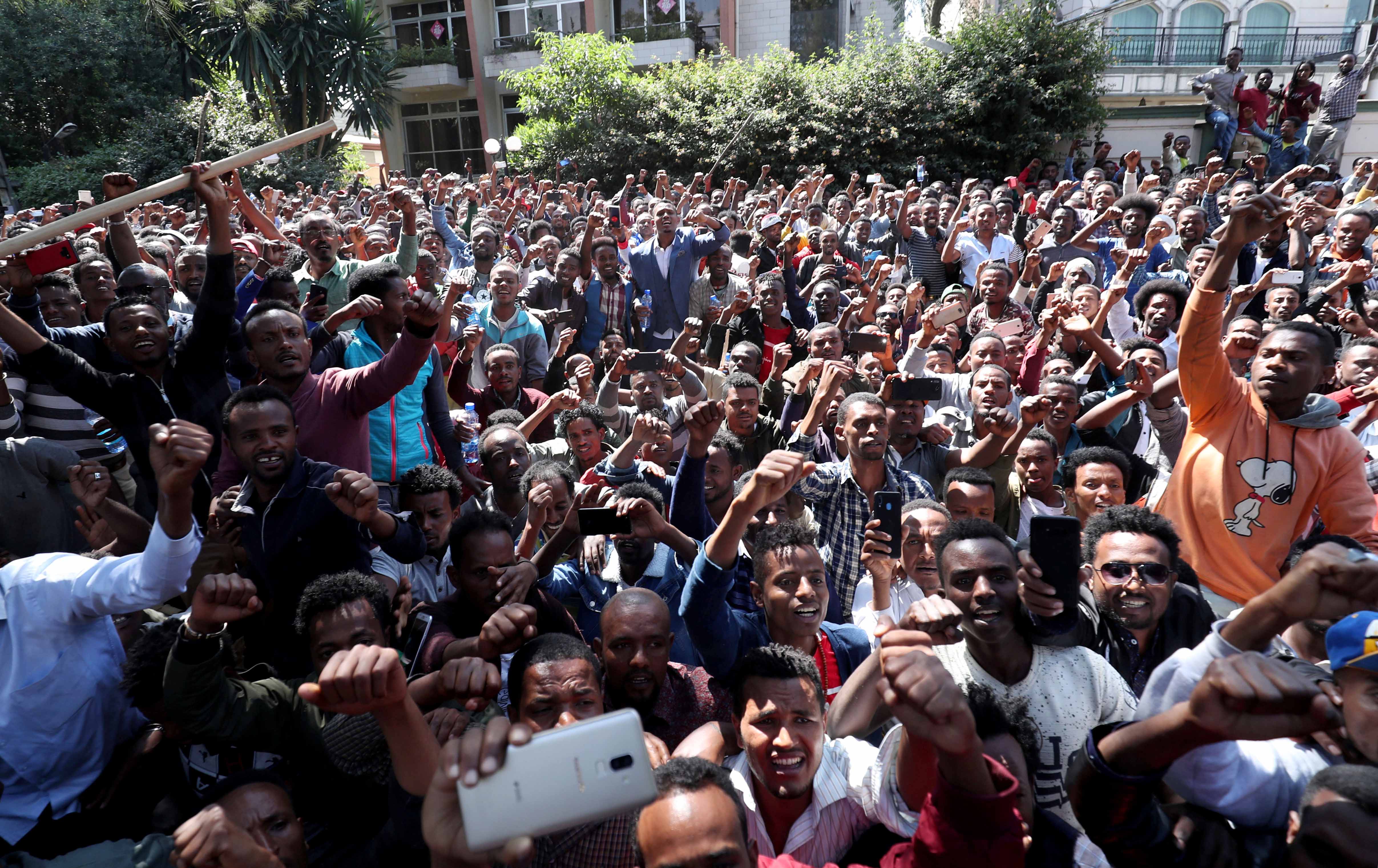 አዲስ አበባ ውስጥ የሚገኙ የኦሮሞ ወጣቶች እ.ኤ.አ. ከ2015-2018 በሀገሪቱ በተካሄደው የተቃውሞ አመጽ ወቅት የኦሮሞ አክቲቪስት እና አስተዋዋቂ ሰው ጃዋር መሐመድ ቤት ይሰበሰባሉ ፡፡