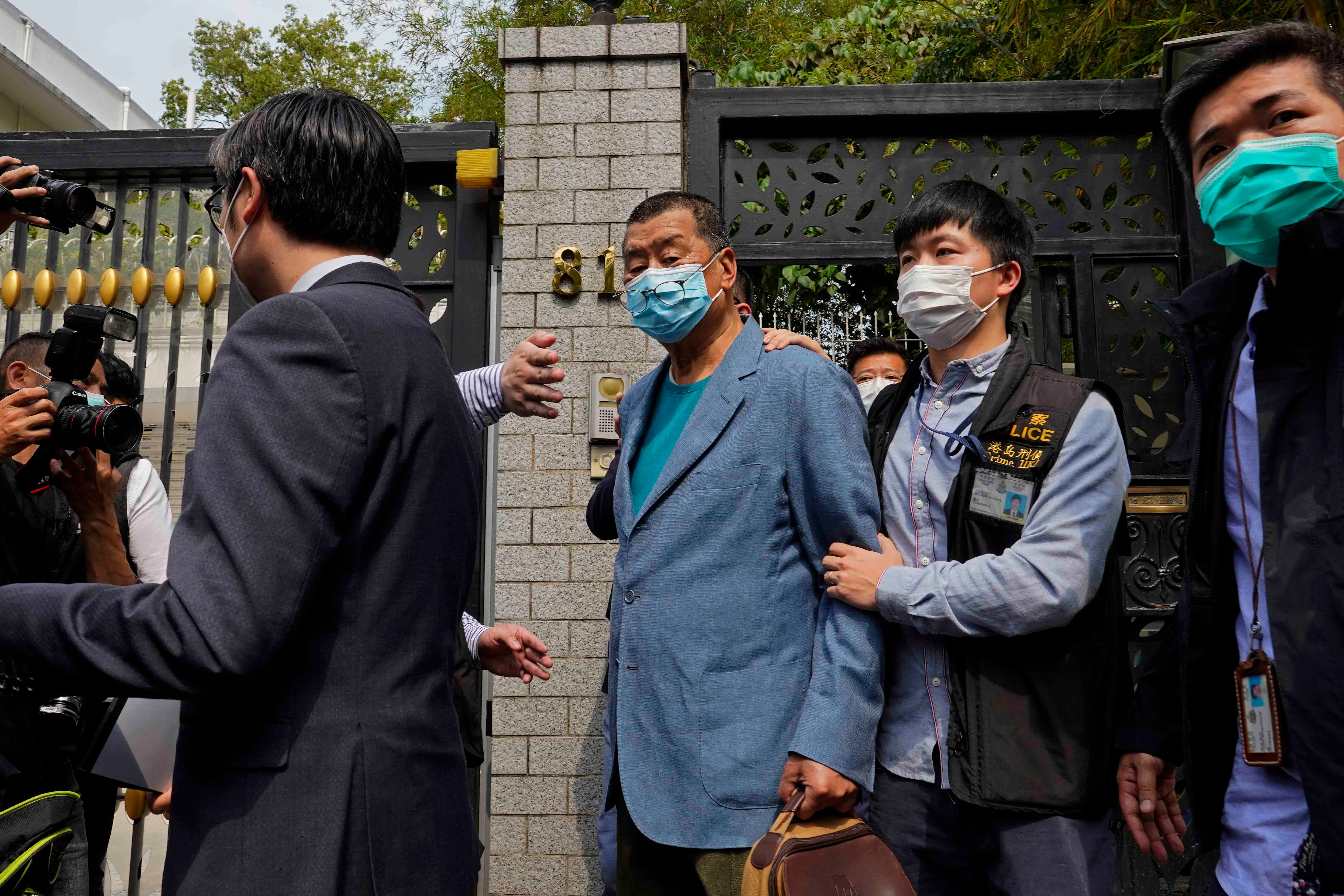 香港媒体大亨、《苹果日报》创办人黎智英於自宅遭警方逮捕，2020年4月18日。