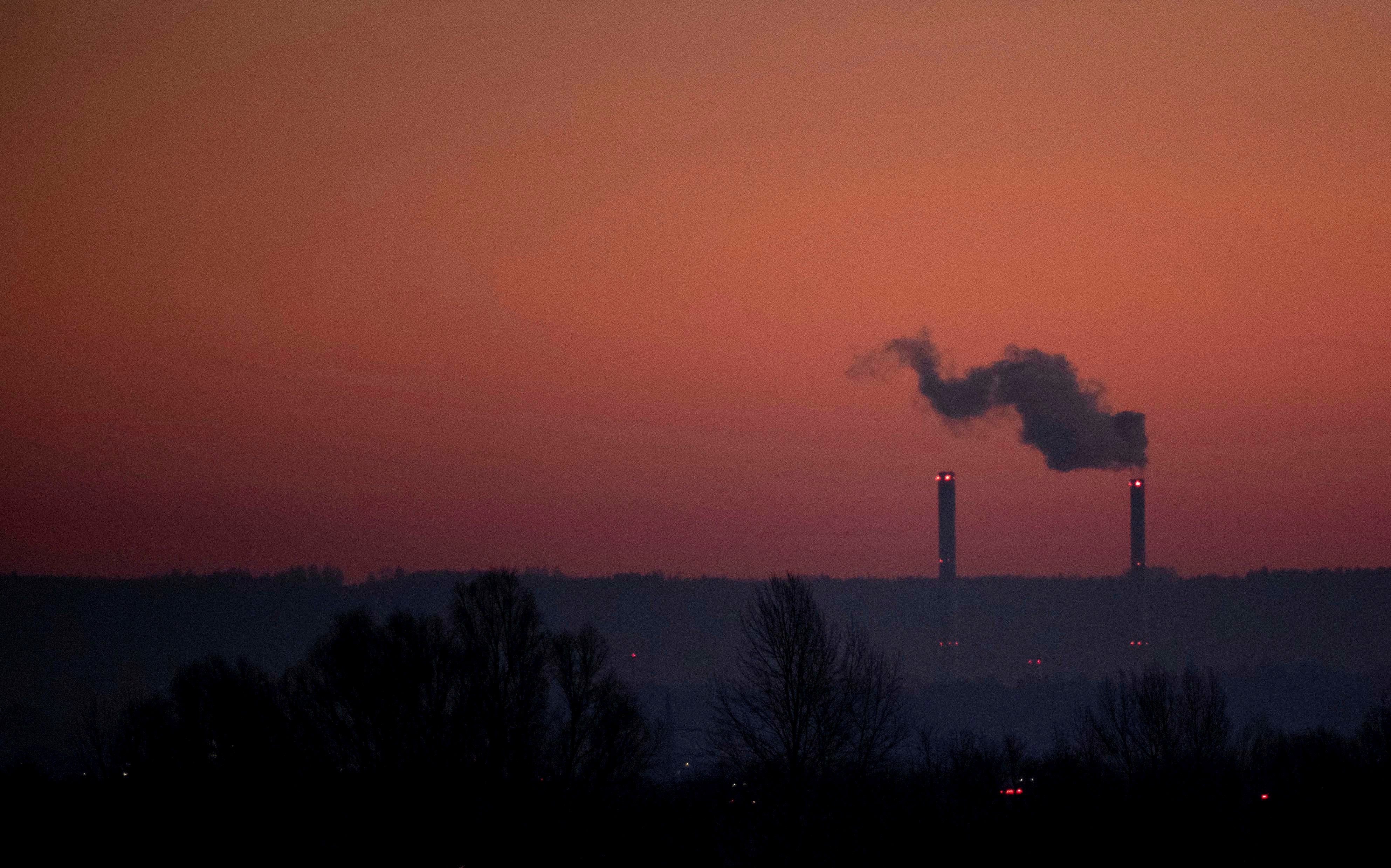Chimeneas de una central energética a carbón poco antes del amanecer en Alemania.  AP Images