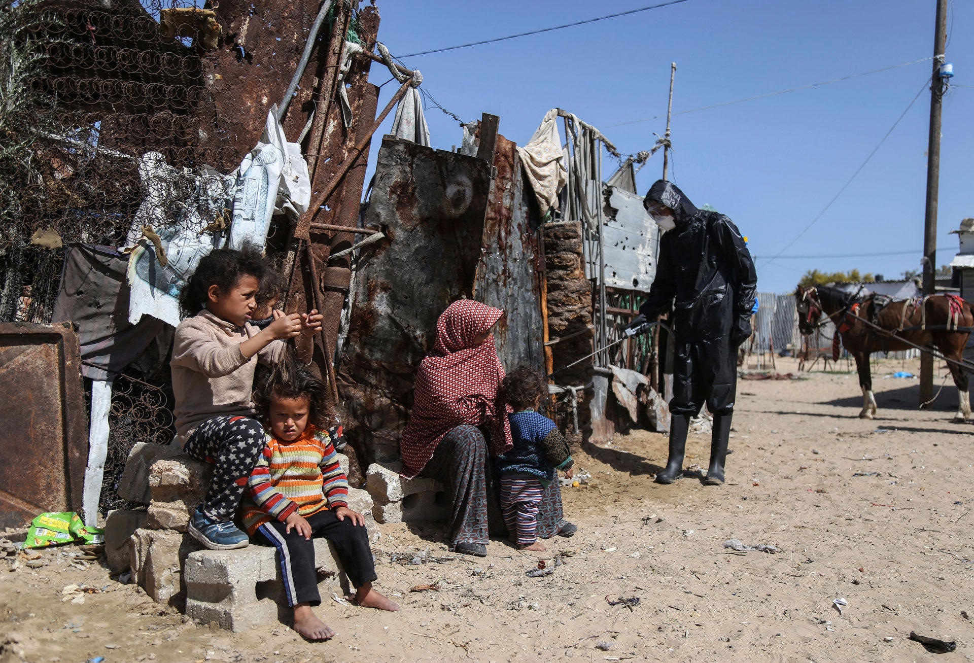 Un travailleur de la santé palestinien pulvérise un produit désinfectant dans le camp de Nahr al-Bared à Khan Yunis, dans le sud de la bande de Gaza, afin d’y prévenir la propagation du coronavirus, le 29 mars 2020.