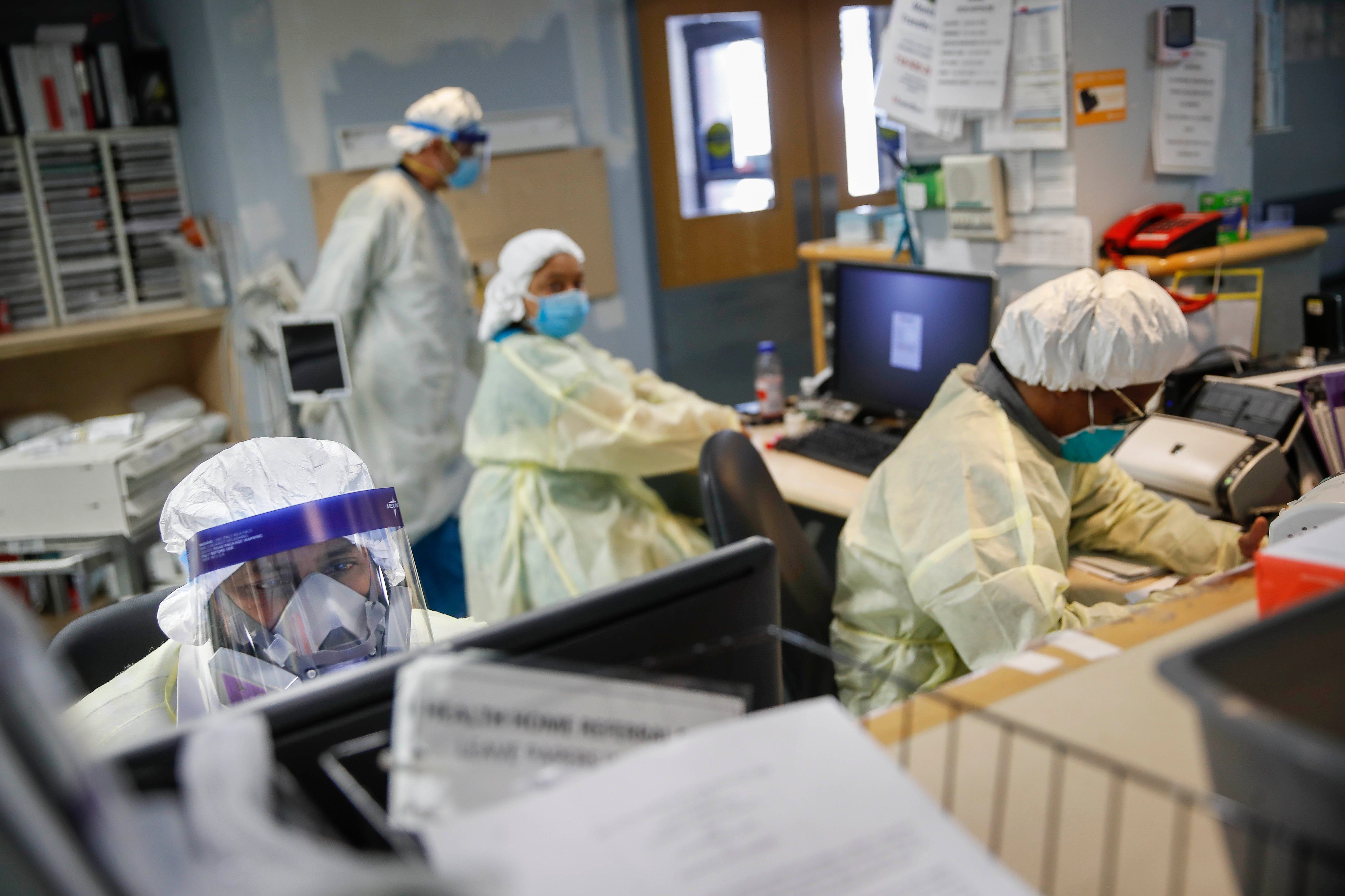 Ärzte und Krankenschwestern in der Notaufnahme mit Schutzausrüstung