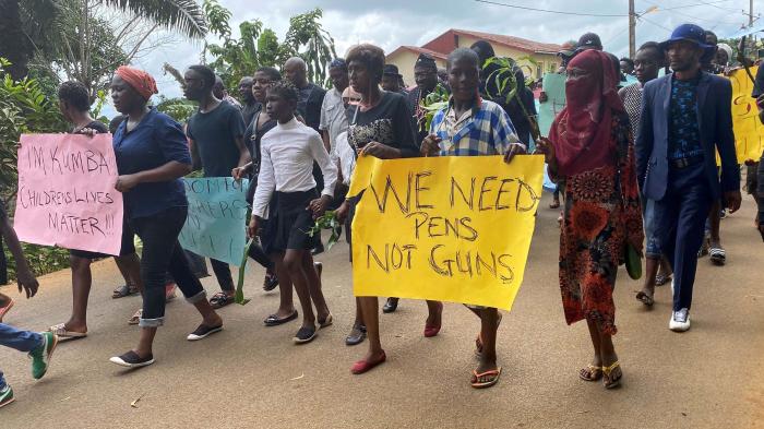 Manifestation d’élèves, de parents et d’enseignants après une attaque de séparatistes armés présumés qui ont ouvert le feu sur une école, tuant au moins sept enfants à Kumba, dans la région du Sud-Ouest du Cameroun, le 25 octobre 2020. 