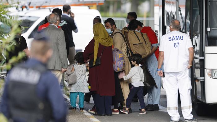 Des citoyens évacués d'Afghanistan arrivent à Strasbourg, dans l'est de la France, le 26 août 2021