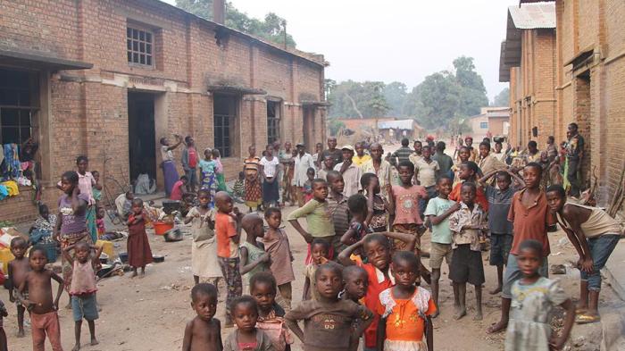 Plusieurs milliers de membres de la communauté ethnique Batwa, ou « Pygmée », ont cherché refuge dans les bâtiments d'une usine désaffectée connue sous le nom de Cotanga à Nyunzu, dans le sud-est de la République démocratique du Congo.