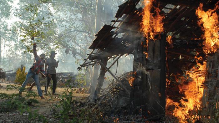 Warga Muslim Sunni bakar rumah warga Muslim Syiah pada 26 Agustus 2012 di perkampungan Nangkernang, kabupaten Sampang, Pulau Madura. 