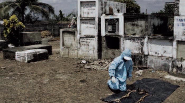 An investigator of the Colombian Attorney General’s Office exhumes the remains of a victim of enforced disappearances. The presumed perpetrators are members of the AUC paramilitary coalition, which hid victims in the region by ordering cemetery workers to