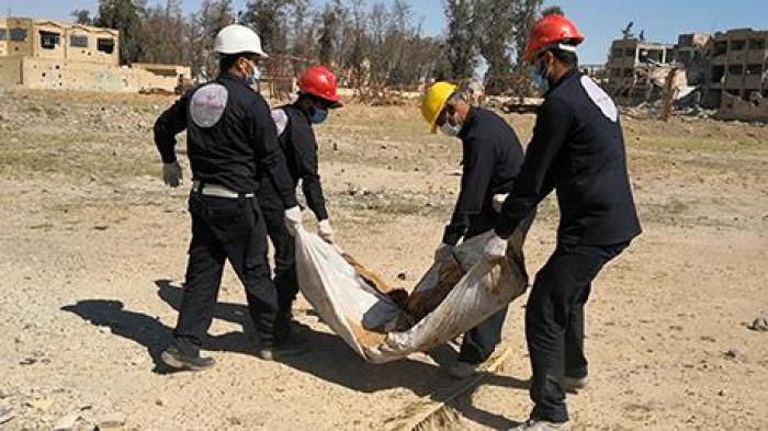 201805MENA_Raqqa_MassGraves_photo1