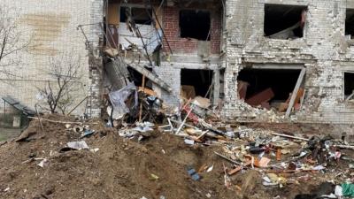 Воронка от взрыва и жилые дома на улице Черновола в Чернигове, поврежденные в ходе налета российской авиации 3 марта 2022 г. Фото сделано 19 апреля 2022 г. 