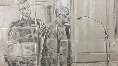 Un croquis de salle d'audience montrant Kunti Kamara s'adressant à la cour d'assises de Paris lors de son procès en octobre 2022.